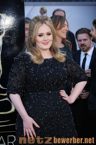 Adele mit hochtoupierten Haaren