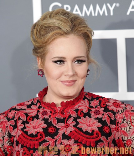 Adele mit hochgesteckten Haaren