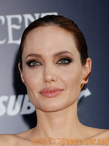 Angelina Jolie mit hochgesteckten Haaren