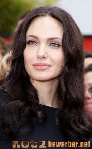 Angelina Jolie mit langen, lockigen Haaren